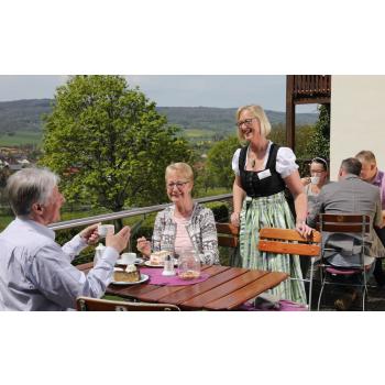 Terrasse Kaffee Kuchen Mayer_2017 (15) 1000x615 WEB.JPG