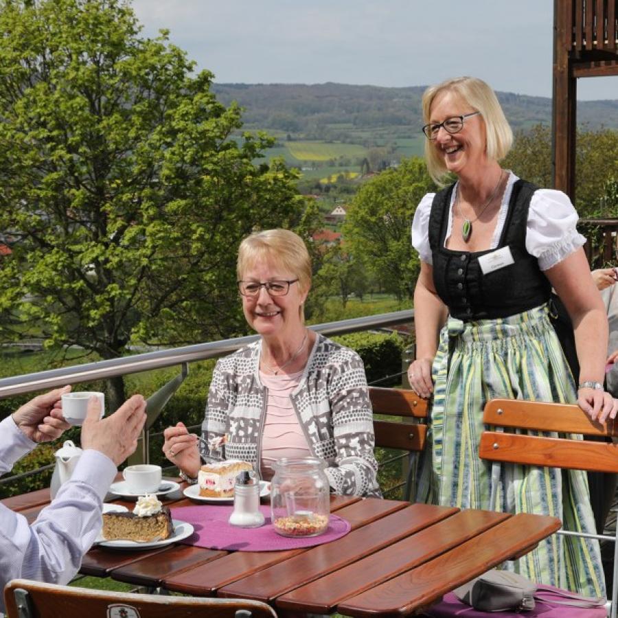 Terrasse Kaffee Kuchen Mayer_2017 (15) 1000x615 WEB.JPG